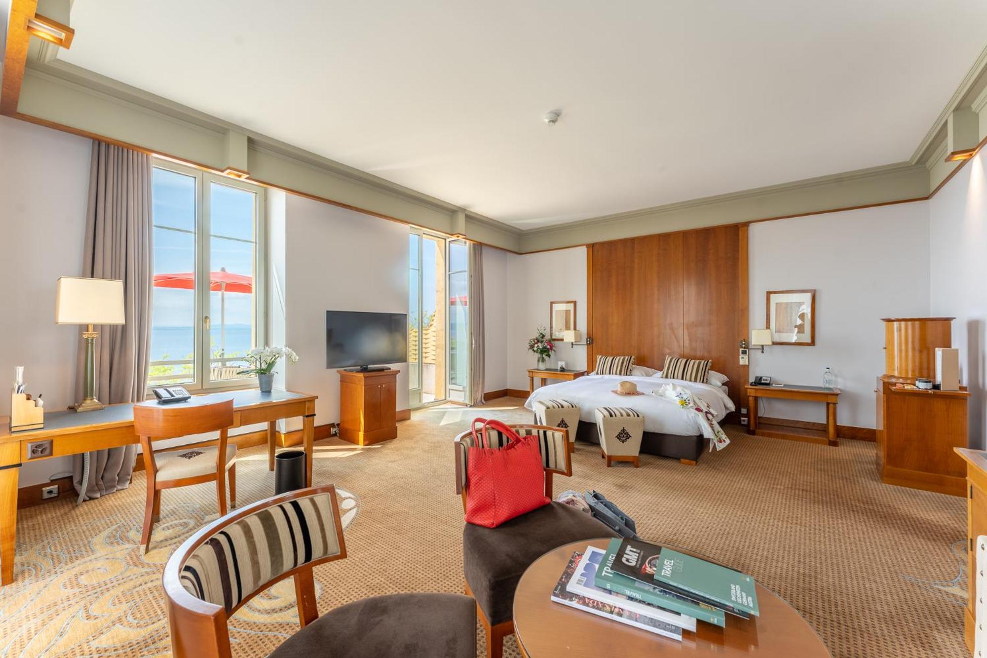 โบ-ริวาฌ นอยชาเทล เอสเอ Hotel เนอชาแต็ล ภายนอก รูปภาพ A suite at the hotel