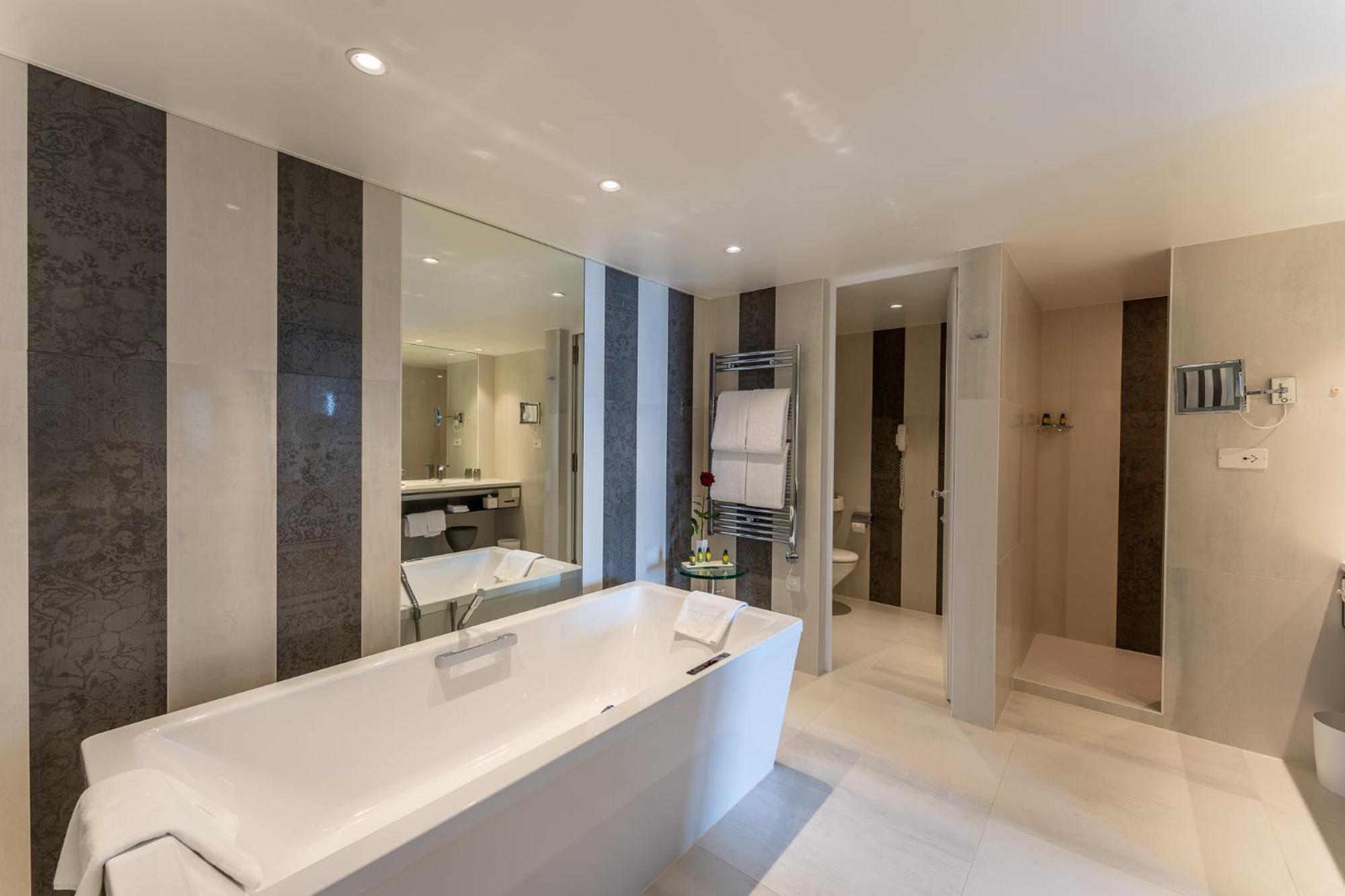 โบ-ริวาฌ นอยชาเทล เอสเอ Hotel เนอชาแต็ล ภายนอก รูปภาพ Bathroom