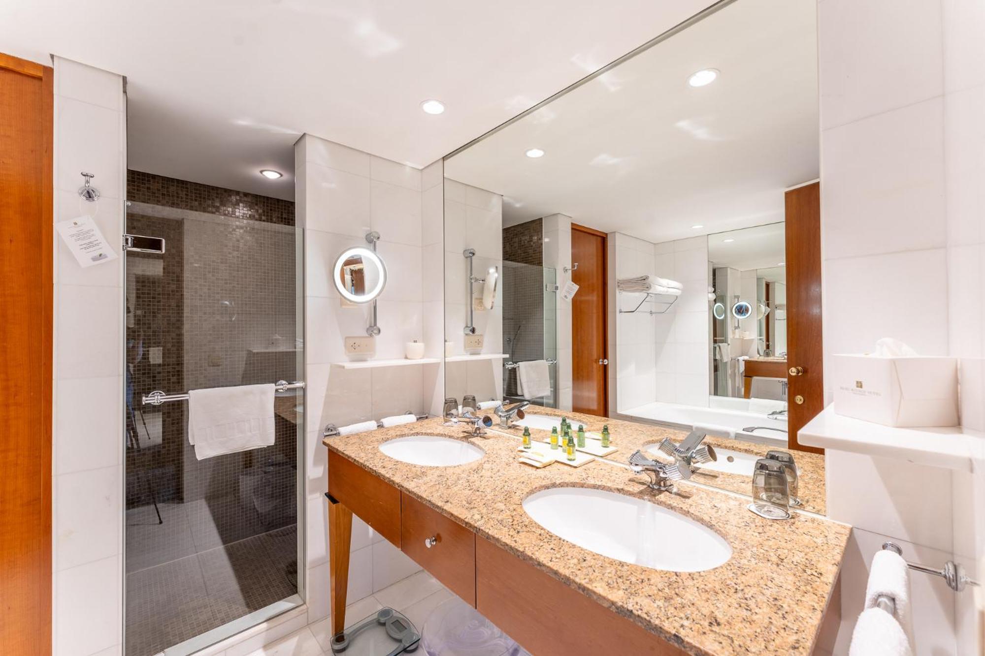 โบ-ริวาฌ นอยชาเทล เอสเอ Hotel เนอชาแต็ล ภายนอก รูปภาพ Bathroom